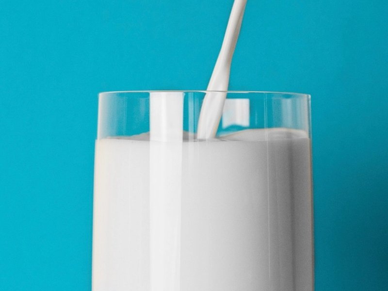 Fresh cow milk, mornings
